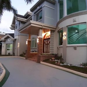 Immerse Yourself in the Lap of Luxury at this Magnificent 6- Bedroom House for Rent!19efd0e0d46740