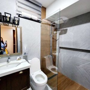 Contemporary Paradise: Stylish Home with Captivating Pool for Resort-Inspired Living_25