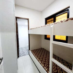 Contemporary Paradise: Stylish Home with Captivating Pool for Resort-Inspired Living_22