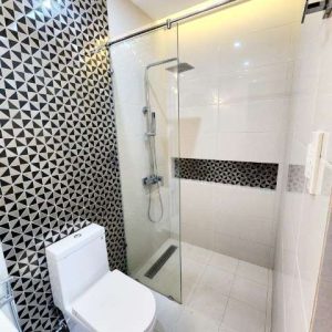 Contemporary Paradise: Stylish Home with Captivating Pool for Resort-Inspired Living_20