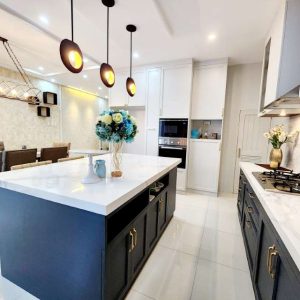 Contemporary Paradise: Stylish Home with Captivating Pool for Resort-Inspired Living_13