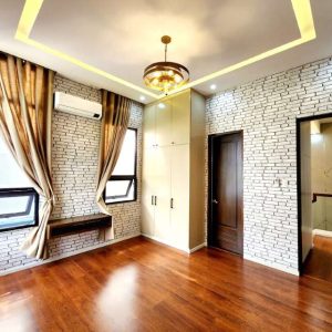 Contemporary Paradise: Stylish Home with Captivating Pool for Resort-Inspired Living_12