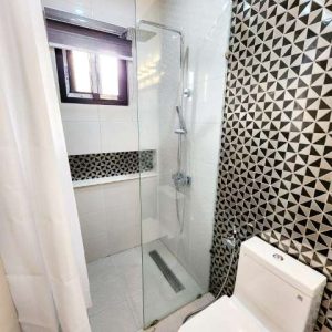 Contemporary Paradise: Stylish Home with Captivating Pool for Resort-Inspired Living_10