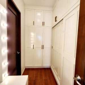 Contemporary Paradise: Stylish Home with Captivating Pool for Resort-Inspired Living_7