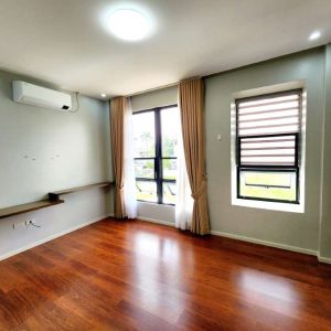 Contemporary Paradise: Stylish Home with Captivating Pool for Resort-Inspired Living_5