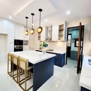 Contemporary Paradise: Stylish Home with Captivating Pool for Resort-Inspired Living_4