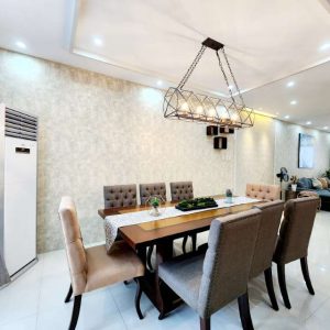 Contemporary Paradise: Stylish Home with Captivating Pool for Resort-Inspired Living_3