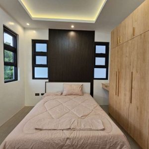 Elegant 3-Bedroom Home with High Ceilings and 2-Bay Carport_161906