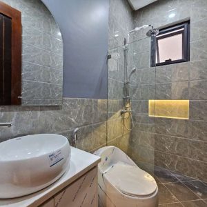 Elegant 3-Bedroom Home with High Ceilings and 2-Bay Carport_161918