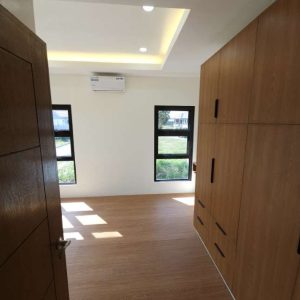 Elegant and Luxurious 4-Bedroom Dream Home with Pool in Forest Park North_151353