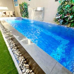 Contemporary Paradise: Stylish Home with Captivating Pool for Resort-Inspired Living_1