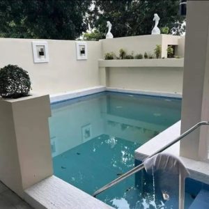 Luxurious House with Income Potential_23