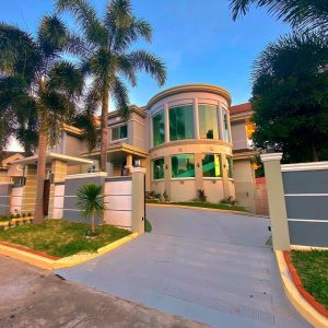 Immerse Yourself in the Lap of Luxury at this Magnificent 6- Bedroom House for Rent!aa36fcb147a359