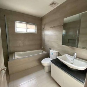 luxurious 5 bedrooms house and lot in pulu amsic 16