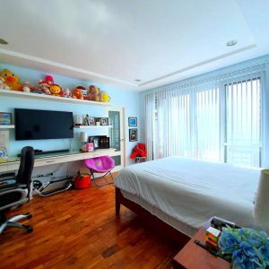 open floor plan bungalow with swimming pool in angeles 15