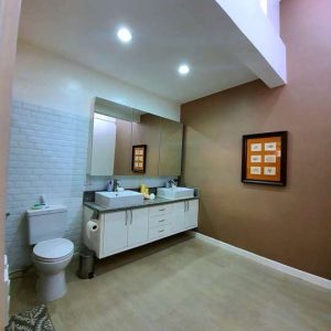 open floor plan bungalow with swimming pool in angeles 19