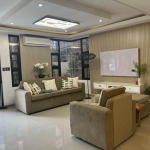 Luxurious House with Income Potential_20