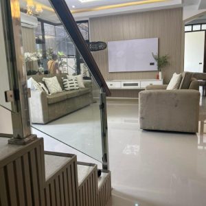 Luxurious House with Income Potential_18