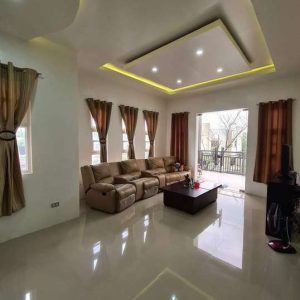 spacious_2_storey_home_in_town_and_country_with_big_yard 10