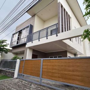 spacious_2_storey_home_in_town_and_country_with_big_yard 18