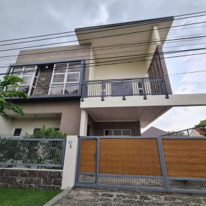 spacious_2_storey_home_in_town_and_country_with_big_yard 19