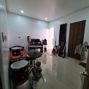 spacious_2_storey_home_in_town_and_country_with_big_yard 5