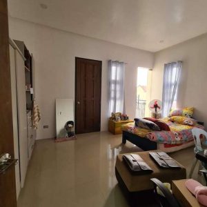 spacious_2_storey_home_in_town_and_country_with_big_yard 6